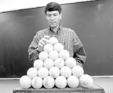 Томас Хэйлс (Thomas Hales) из Мичиганского университета демонстрирует решение задачи Кеплера о наиболее плотной укладке шаров в пространстве, которая ждала своего решения с 1611 года (фото с сайта www.umich.edu)